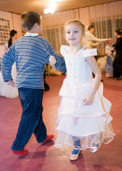 Лена Лебедева и Сережа Березин учатся танцевать польку